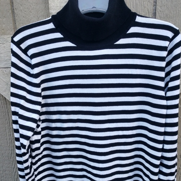 Tommy Hilfiger Sweaters - Tommy Hilfiger black & white sweater